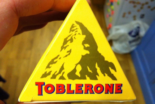 Nếu nhìn kỹ có thể nhận ra chú gấu trắng đang nhảy múa trong logo của hãng kẹo sô-cô-la Toblerone
