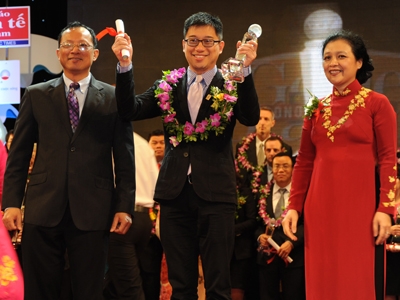 Ông How Kam Chiong, Tổng Giám đốc Công ty Amway Việt Nam nhận giải thưởng            Rồng vàng với danh hiệu “Thương hiệu được tin cậy năm 2012”. Ảnh: PV
