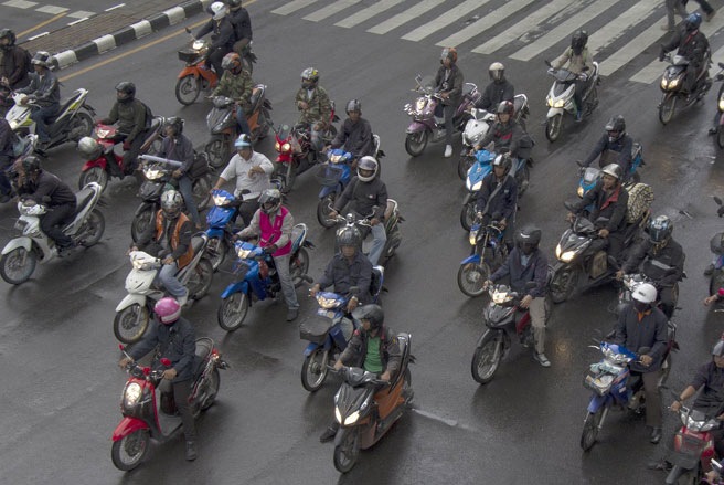 Có tới hàng triệu xe máy và xe hơi trên các đường phố ở Bangkok - Ảnh: SAI.