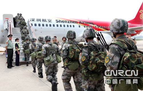 Quân đội Trung Quốc ngày càng tỏ ra cứng rắn trong vấn đề tranh chấp chủ quyền, trong ảnh là lính Trung Quốc cơ động đường không trong một cuộc diễn tập