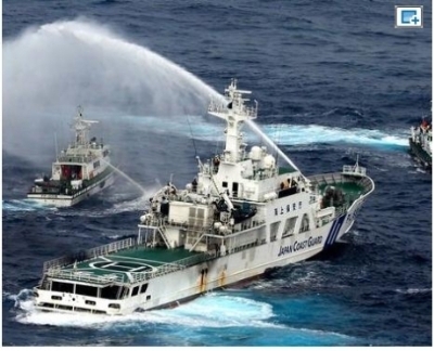 Cảnh sát Biển Nhật Bản phun vòi rồng chặn tàu cá Trung Quốc đi vào khu vực đảo Senkaku