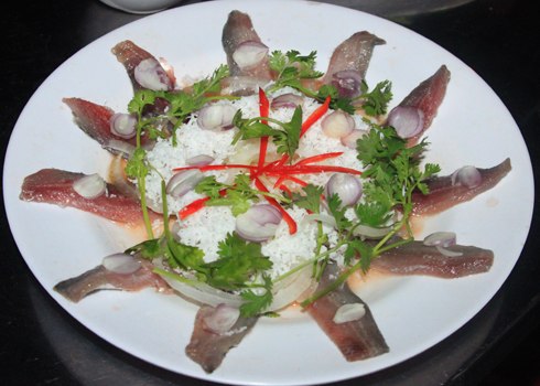 Gỏi cá trích là đặc sản nổi tiếng của Phú Quốc.