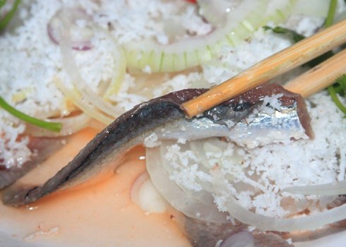 Cá trích được lóc thịt phi lê, trộn chung với các nguyên liệu khác như dừa nạo, ớt, hành tây, hành tím.