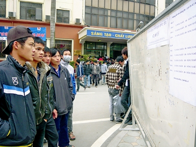 Những gương mặt đầy âu lo của người lao động tại kỳ thi tiếng Hàn năm 2011. Ảnh: Phong Cầm