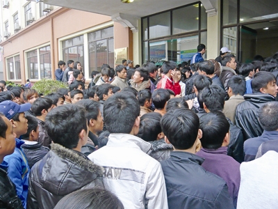 Người lao động tại kỳ thi tiếng Hàn. Ảnh: Phong Cầm