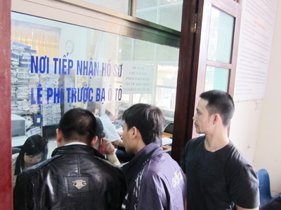 Các chủ xe làm thủ tục nộp lệ phí trước bạ xe ôtô ngày 1/4 tại Chi cục thuế quận Cầu Giấy, Hà Nội