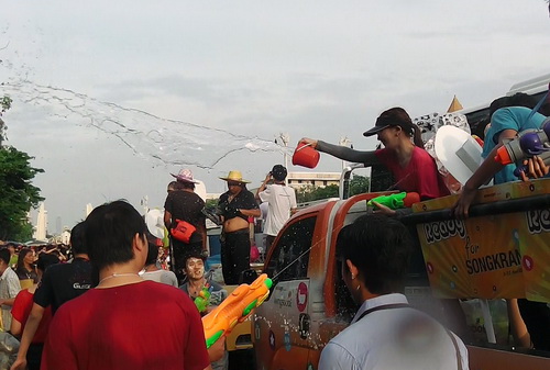 Cùng đón Tết té nước của người Thái tại Bangkok