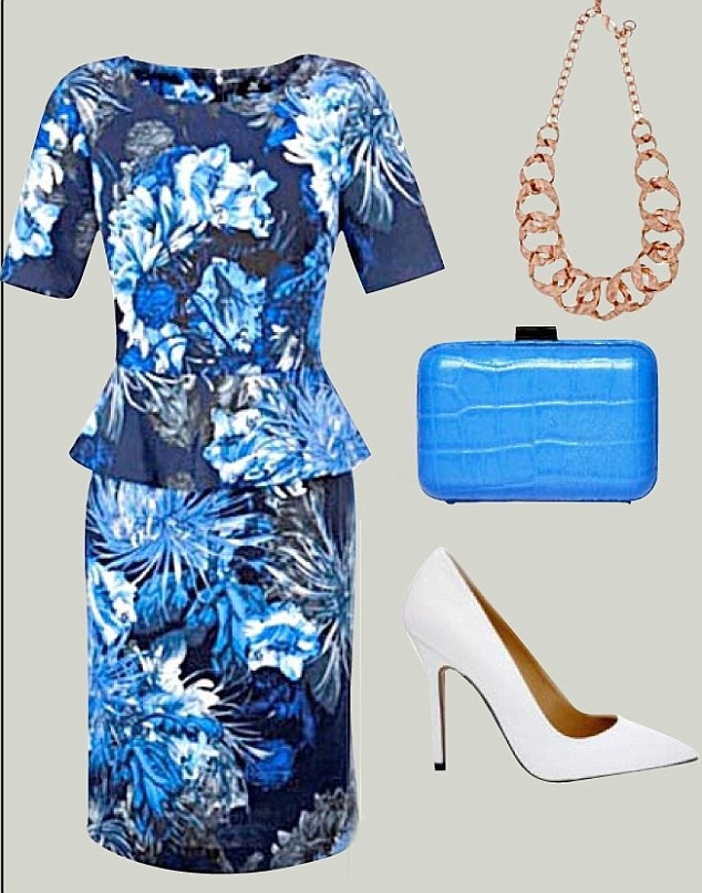 Váy liền công sở họa tiết bông hoa to màu xanh dương đi cùng đôi giày màu trắng kết hợp chiếc vòng cổ loại to và túi xách cùng màu với hoa áo