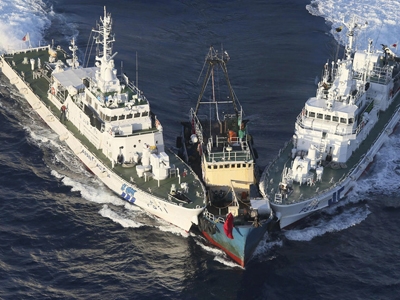 Hai tàu tuần tra của Lực lượng Bảo vệ Bờ biển Nhật Bản ngày 15-8-2012 “khóa” tàu chở các nhà hoạt động Trung Quốc đổ bộ đảo Uotsuri thuộc Senkaku/Điếu Ngư Ảnh: Yomiuri Shimbun