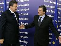 Tổng thống Ukraine Yanukovich (trái) và Chủ tịch Ủy ban châu Âu Barroso hôm 1-3 tại Brussells - - tinkinhte.com