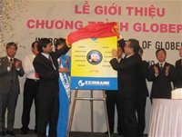Ông Trương Văn Phước (trái), Tổng giám đốc Eximbank, trong buổi lễ công bố việc trở thành thành viên của liên minh thẻ GlobePass. - tinkinhte.com