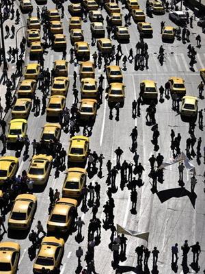 Những người lái taxi chặn một con phố ở thủ đô Athens của Hy Lạp ngày 2 – 3 để biểu tình chống kế hoạch tăng thuế của chính phủ. - tinkinhte.com
