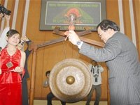 Phó thủ tướng Hoàng Trung Hải gõ chiêng ngày khai trương BCEC tháng 12-2008 - tinkinhte.com