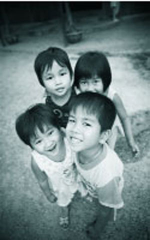 1. Trẻ con ở Củ Chi: Bức ảnh được chụp ngày 3/1/2010 tại Củ Chi, TP.HCM. Tác giả: Miguel López Gómez  (Tây Ban Nha) - tinkinhte.com