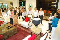 Nhiều Việt kiều xem nhà mẫu tại dự án tòa nhà Sunrise City ở quận 7, TPHCM - tinkinhte.com