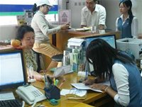 Những khách hàng đầu tiên giao dịch tại Phòng giao dịch Chợ Lớn của Habubank sáng ngày 8-3 - tinkinhte.com
