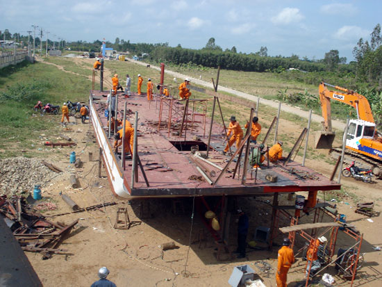 Công nhân Biển Đông Ship Yard đang đóng mới con phà tự hành trên khu đất công ty mới được thuê - tinkinhte.com