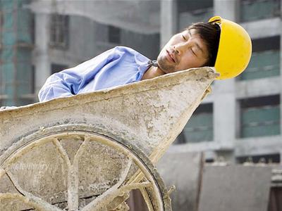 Một lao động nhập cư ở Bắc Kinh đang tranh thủ ngủ trưa - tinkinhte.com