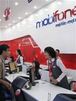 Khách hàng giao dịch tại cửa hàng MobiFone, doanh nghiệp đã cung cấp 3G hồi tháng 12 năm 2010. - tinkinhte.com