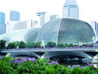 Quần thể nhà hát Esplanade hình trái sầu riêng trên bờ vịnh Marina, hoàn thành năm 2002 với chi phí 600 triệu đô la Singapore là một nỗ lực của đảo quốc này trong việc phấn đấu trở thành trung tâm văn hóa, nghệ thuật hàng đầu Đông Nam Á. - tinkinhte.com