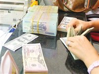 Việc điều chỉnh tỷ giá giao dịch của Ngân hàng Nhà nước chiều 10-2-2010 khiến giới doanh nhân có người vui, kẻ buồn. - tinkinhte.com