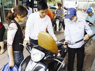 Giá xăng tăng trong tháng 2 năm 2010 chưa phù hợp tập quán kinh doan ở Việt Nam - tinkinhte.com