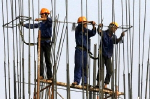 Tại một công trường xây dựng ở Hà Nội - tinkinhte.com
