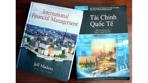 Cuốn International financial management và giáo trình Tài chính quốc tế được cho là có nhiều nội dung giống nhau - Ảnh: T.H (Tuổi Trẻ)