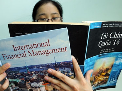 Sách giáo trình Tài chính quốc tế của GS.TS Trần Ngọc Thơ và PGS.TS Nguyễn Ngọc Định đồng chủ biên được cho là sách dịch từ sách International financial management của tác giả Jeff Madura (Florida Atlantic University, Mỹ) - Ảnh: Minh Đức (Tuổi Trẻ)