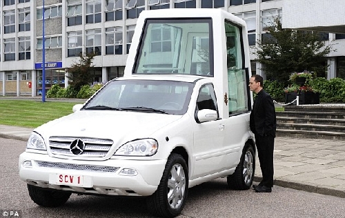 Toàn bộ kính của chiếc Popemobile hoán cải từ dòng xe M-Class của Mercedes này đều có khả năng chống đạn. Phần ngồi phía sau dành cho giáo hoàng được nâng cao để đám đông dễ dàng nhìn thấy người đứng đầu Vatican - Ảnh: PA