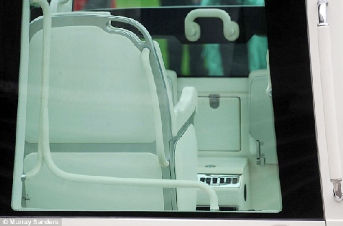 Chiếc ghế của giáo hoàng trên xe nhìn từ phía sau. Toàn bộ phần kính của Popemobile đều được lắp loại chống đạn - Ảnh: Sanders