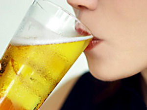 Nữ giới thường xuyên uống bia dễ mắc vẩy nến