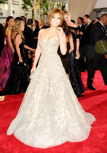 Và nàng công chúa Jennifer Lopez trong chiếc váy màu kem được gắn đá tuyệt đẹp