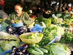 Lạm phát luôn khiến người dân lo lắng. Ảnh: Hồng Vĩnh