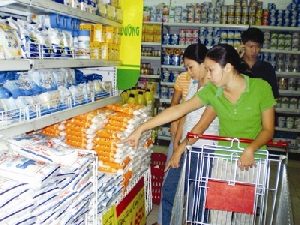 Mua đường cát tại siêu thị Co.op Mart. Ảnh: CTV