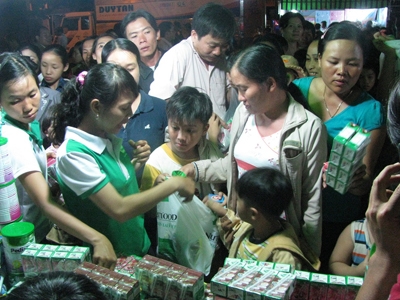 Hàng Việt phục vụ bà con nghèo vùng sâu, vùng xa. Ảnh: CTV 