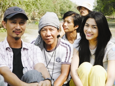 Đạo diễn Nguyễn Phan Quang Bình (bìa trái) trong quá trình quay “Cánh đồng bất tận”