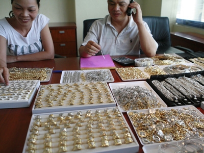Thông tư 22 hạn chế nghiệp vụ giao dịch vàng là giải pháp đúng, nhưng vẫn giật cục 