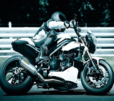 Triumph Speed Triple đang trình diễn trên đường đua