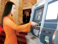 Các ngân hàng ở Việt Nam đang đầu tư cho việc gia tăng tính bảo mật của thẻ thanh toán nhằm thu hút thêm khách hàng. - tinkinhte.com