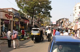 Một đường phố ở Mumbai.  Những thành phố lớn của Ấn Độ vẫn là ví dụ sinh động về đô thị của một  quốc gia đang phát triển. - tinkinhte.com