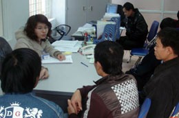 Nhiều người đến đăng ký bảo hiểm thất nghiệp nhưng không có sổ bảo hiểm xã hội. - tinkinhte.com