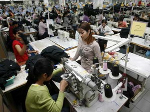 Công nhân may mặc tại Phnom Penh. - tinkinhte.com