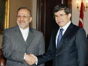 Ngoại trưởng Iran Mottaki (trái) và Ngoại trưởng Thổ Nhĩ Kỳ Ahmet Davutoglu tại Ankara hôm 3-2. - tinkinhte.com