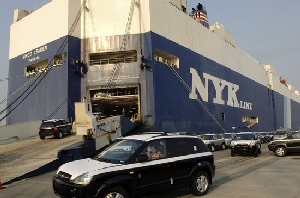 Ôtô Hyundai đang được đưa lên tàu để xuất khẩu - tinkinhte.com.