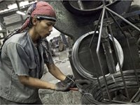 Công nhân nhà máy cơ khí Dunia Metal Works ở Jakarta lo ngại mất việc do sản phẩm không cạnh tranh nổi khi ACFTA được thực hiện. - tinkinhte.com