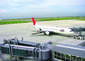  Máy bay của hãng hàng không Japan Airlines đón khách trên sân bay Kobe, Nhật Bản - tinkinhte.com