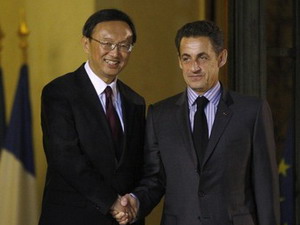 Ngoại trưởng Trung Quốc Dương Khiết Trì và Tổng thống Pháp Nicolas Sarkozy tại Paris. - tinkinhte.com