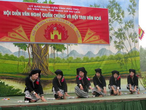 Một tiết mục văn nghệ trong Lễ hội Đền Hùng năm 2009 - tinkinhte.com