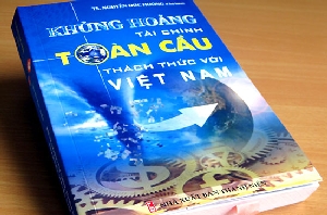 Trang bìa cuốn sách “Khủng hoảng tài chính toàn cầu - Thách thức với Việt Nam”. - tinkinhte.com